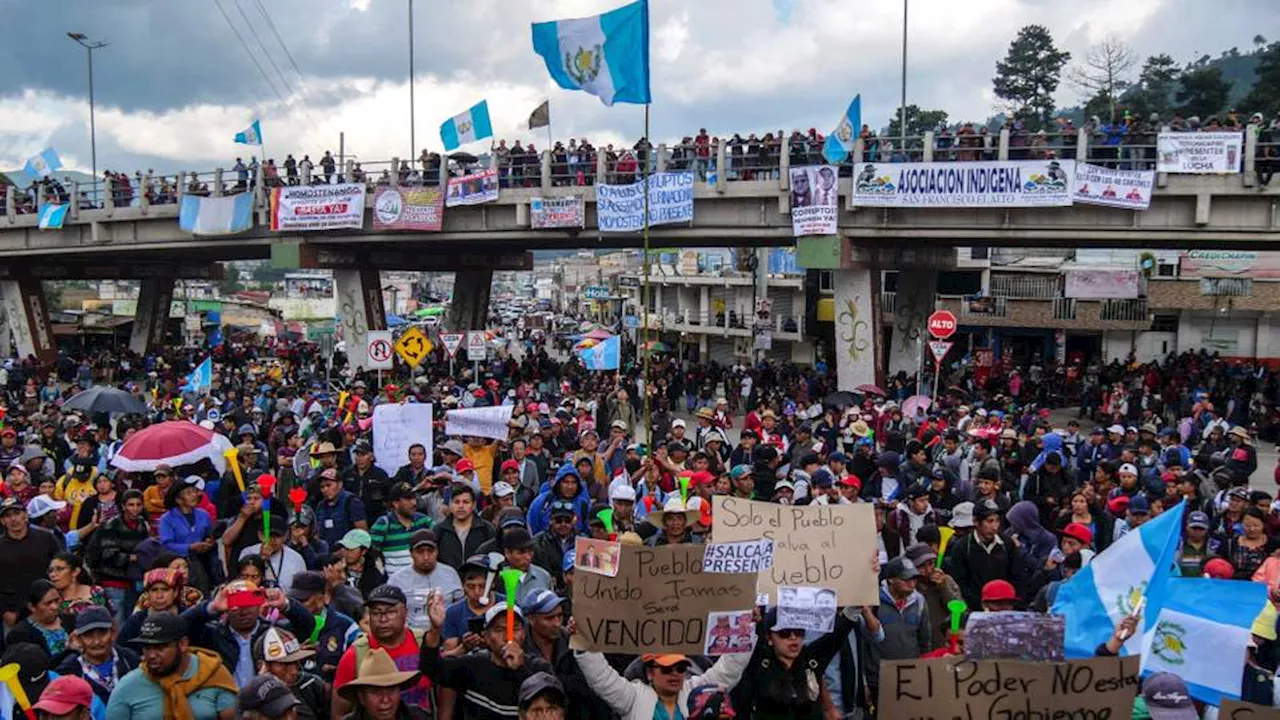 Tens of thousands protest in Guatemala against powerful prosecutors