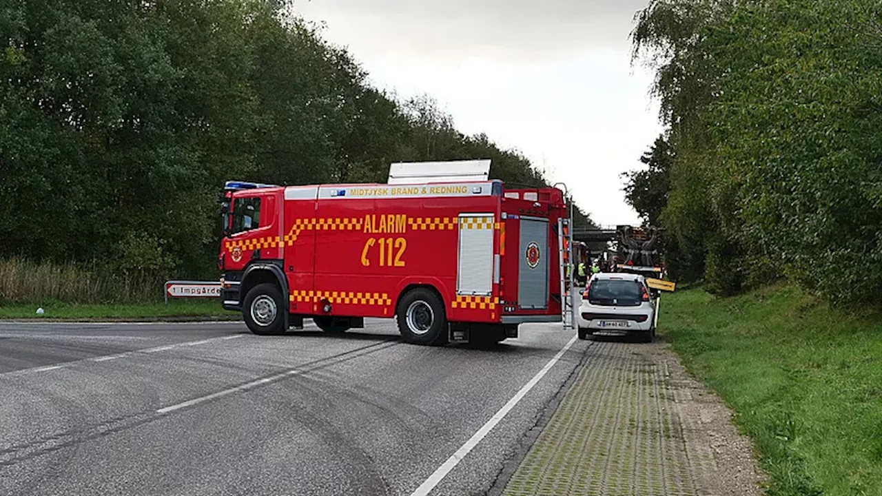 Landevej var totalt spærret: Gyllespreder brød i brand | TV MIDTVEST