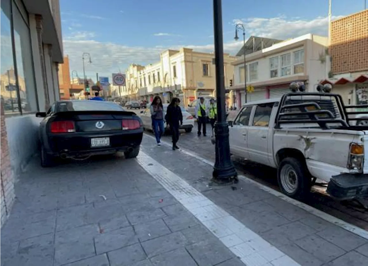 Se queda sin frenos en pleno Centro de Saltillo e impacta dos autos y una luminaria