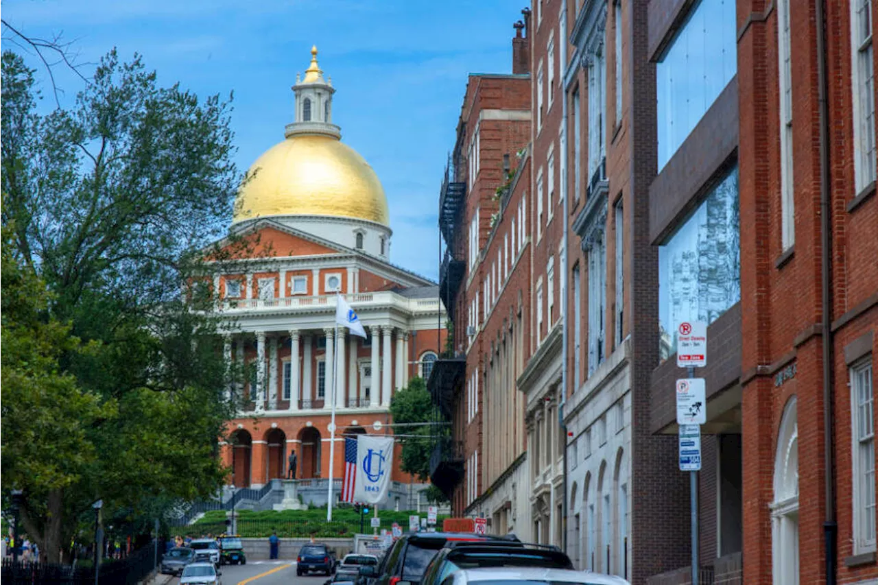 Mass. House approves salary disclosure bill | WBUR News