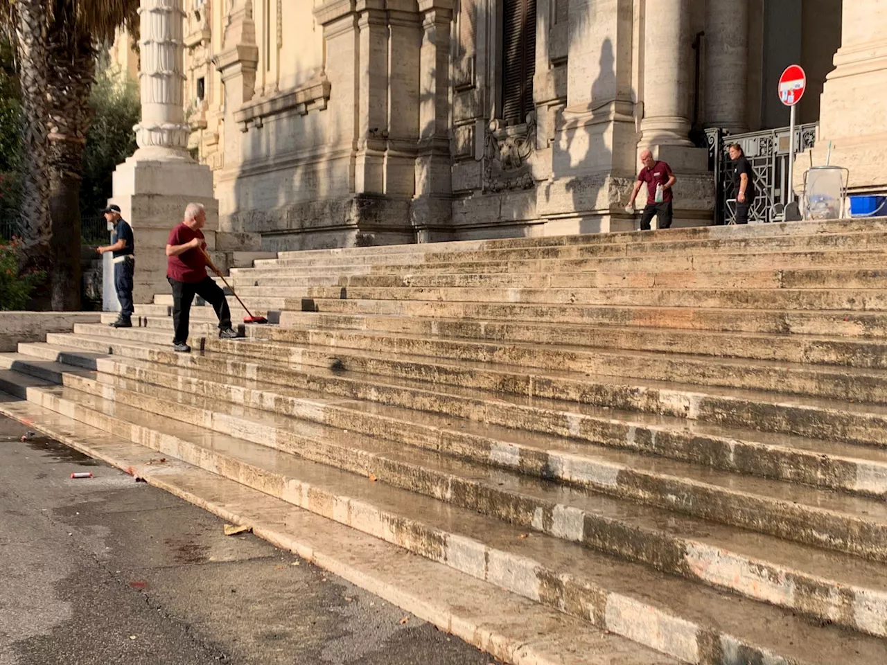 Corteo 'Fridays for Future', a Roma imbrattate scale ministero Istruzione