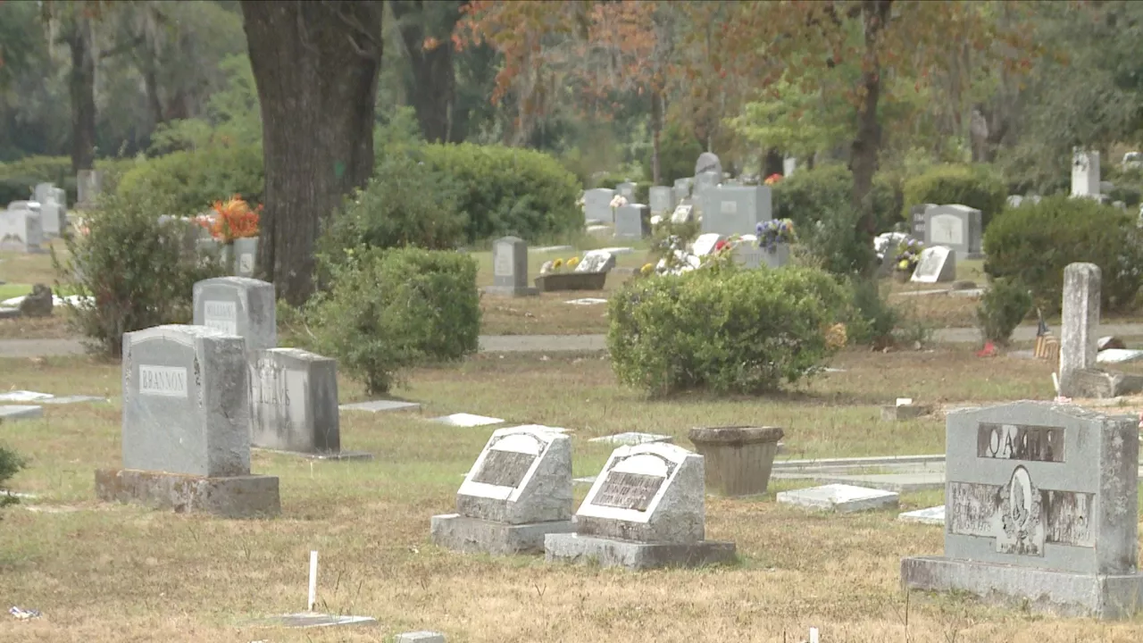 Saving Selma: Clean up efforts move forward at cemetery - WAKA 8