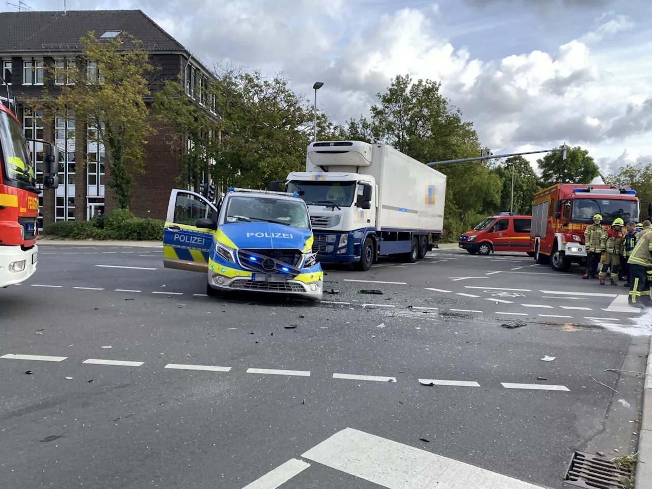 Unfall mit Polizeiwagen - zwei Verletzte