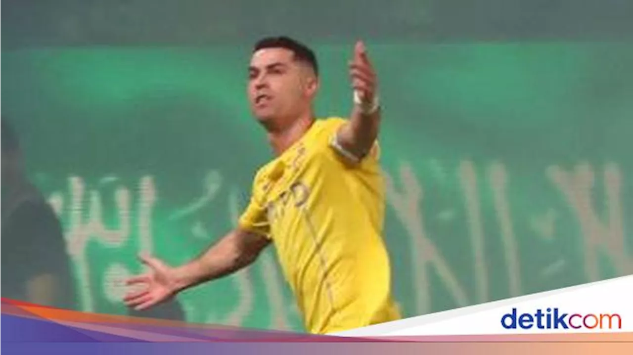 Lagi, Cristiano Ronaldo Pakai Gamis di Luar Lapangan