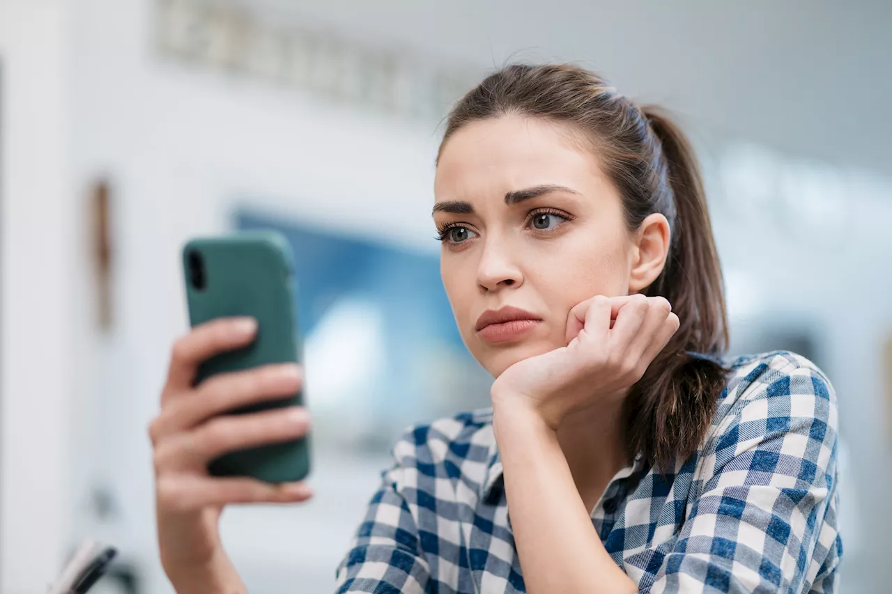 Are You Dealing With A 'Textertunist'? Here's How To Spot This Annoying Habit.