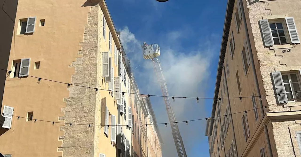 VID\u00c9O. Un appartement d\u00e9truit par un incendie pr\u00e8s du Vieux-Port \u00e0 Marseille