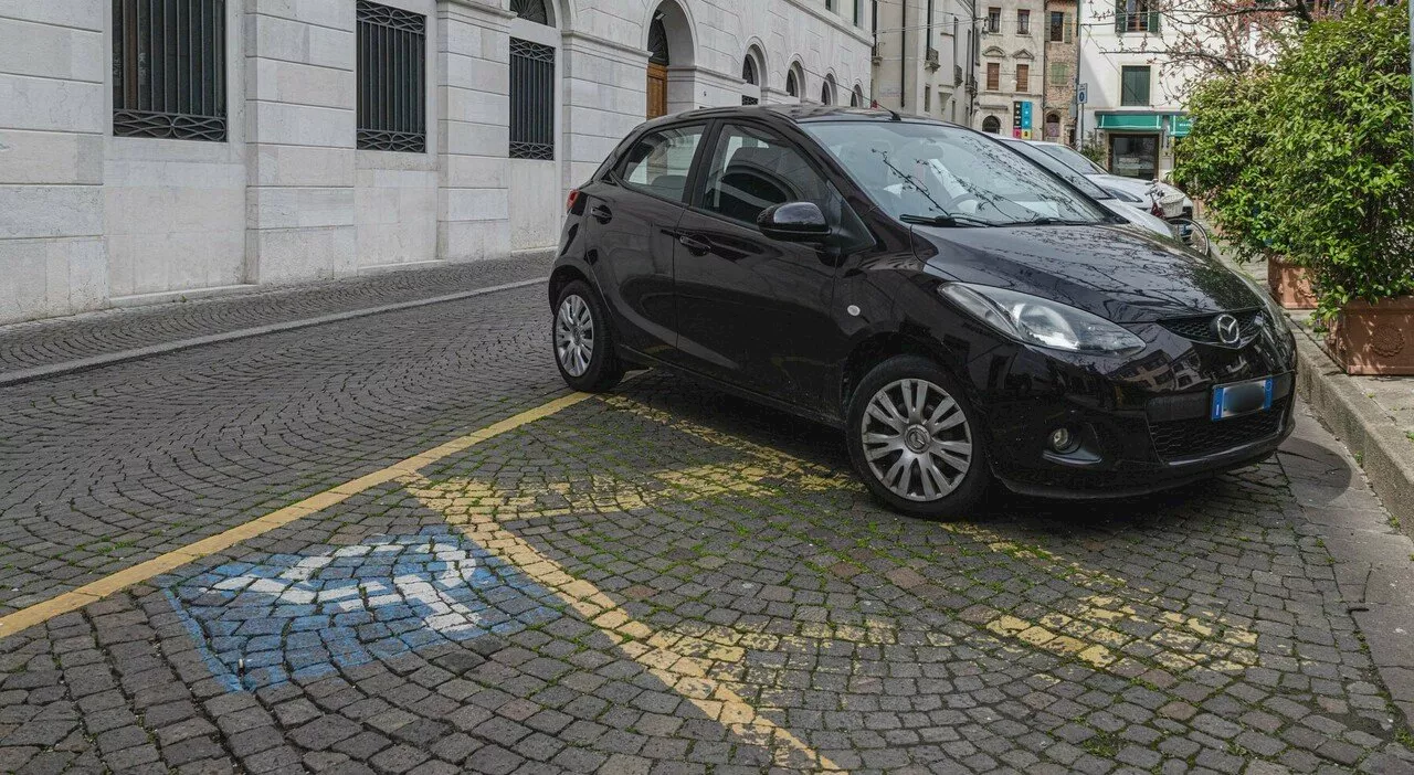 Disabile parcheggia nello spazio riservato, ma il pass scivola nella fessura del cruscotto: ​multa e 4 punti i