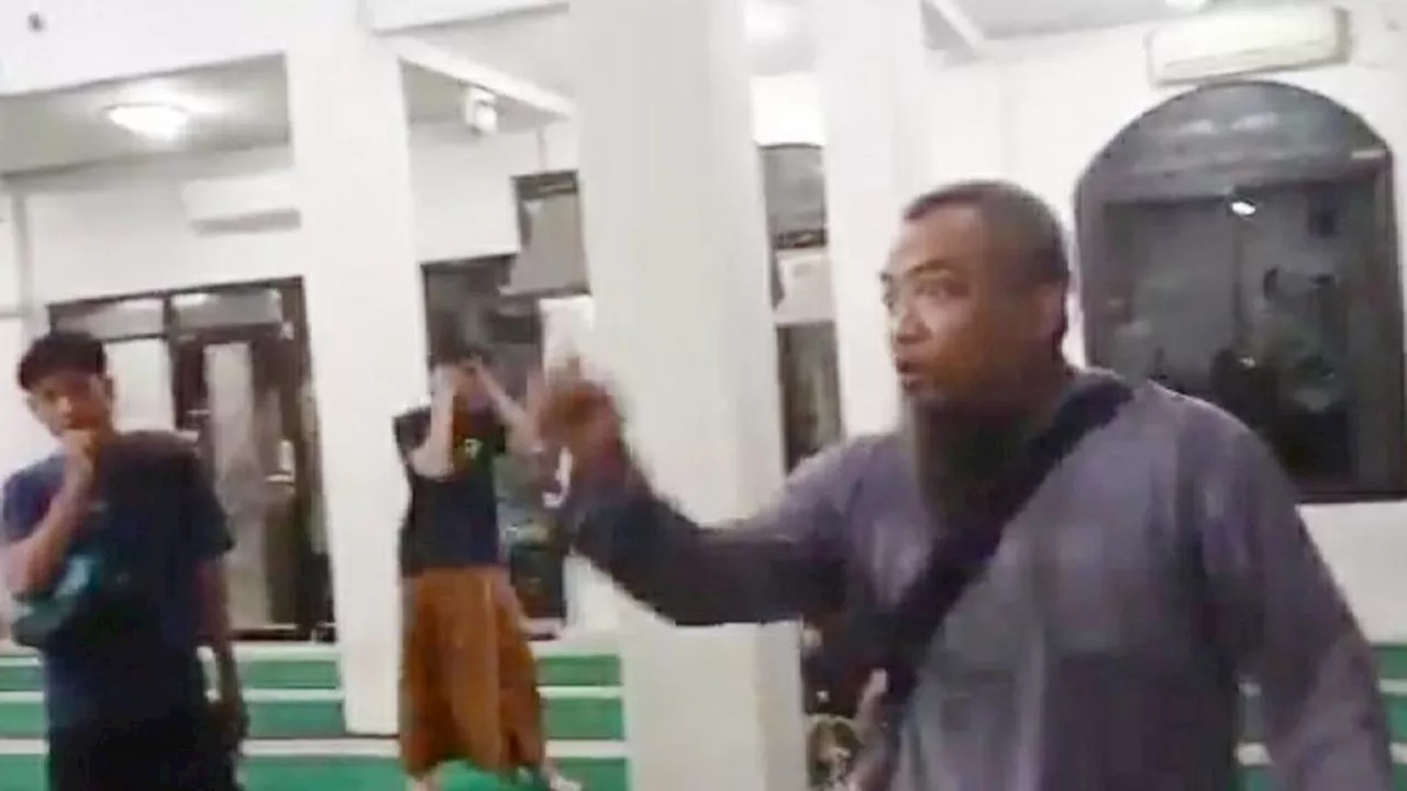 Viral Pria Bercelana Cingkrang dan Berjenggot Marah-Marah di Masjid Surabaya Karena Ada Musik Rebana