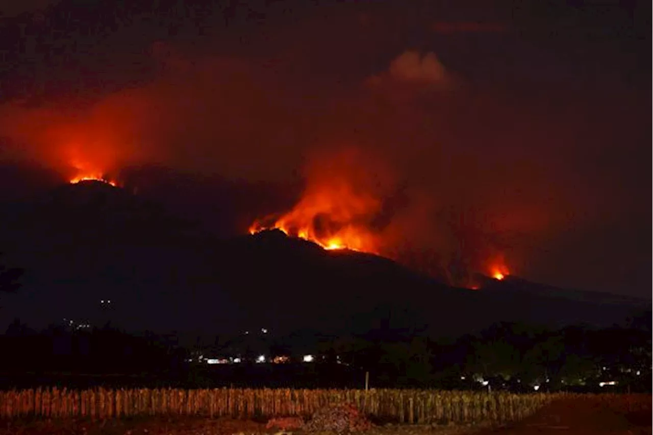 Kabut Tutupi Titik Api di Gunung Lawu, Water Bombing Batal