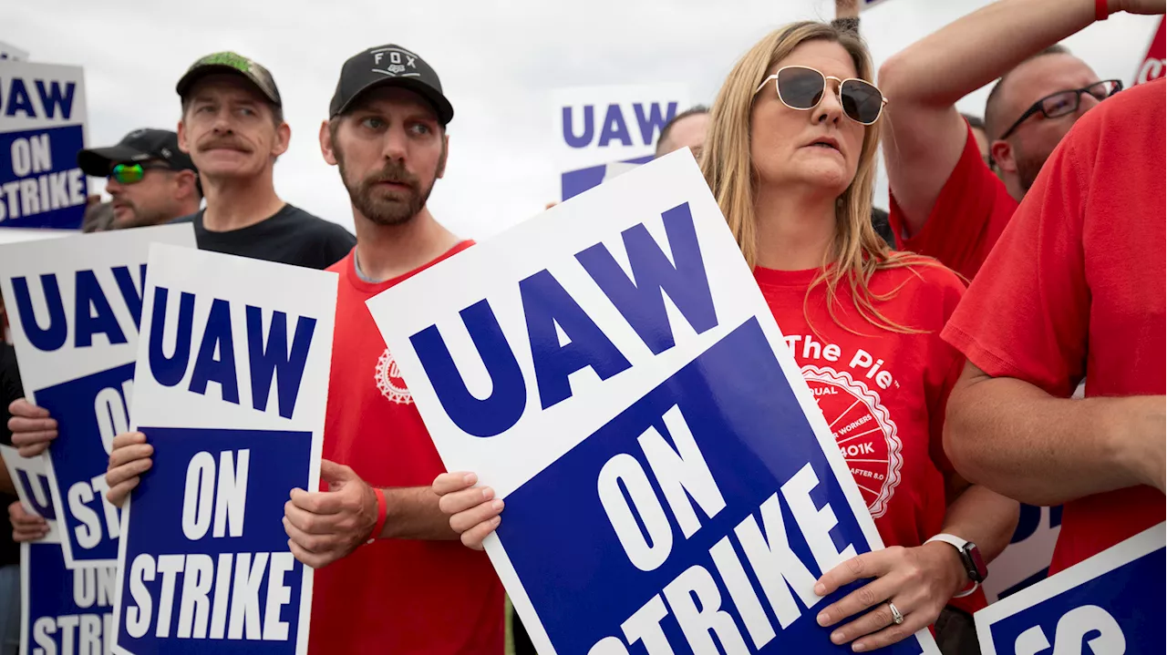 UAW President Shawn Fain lambasts auto execs while wearing 'EAT THE RICH' T-shirt