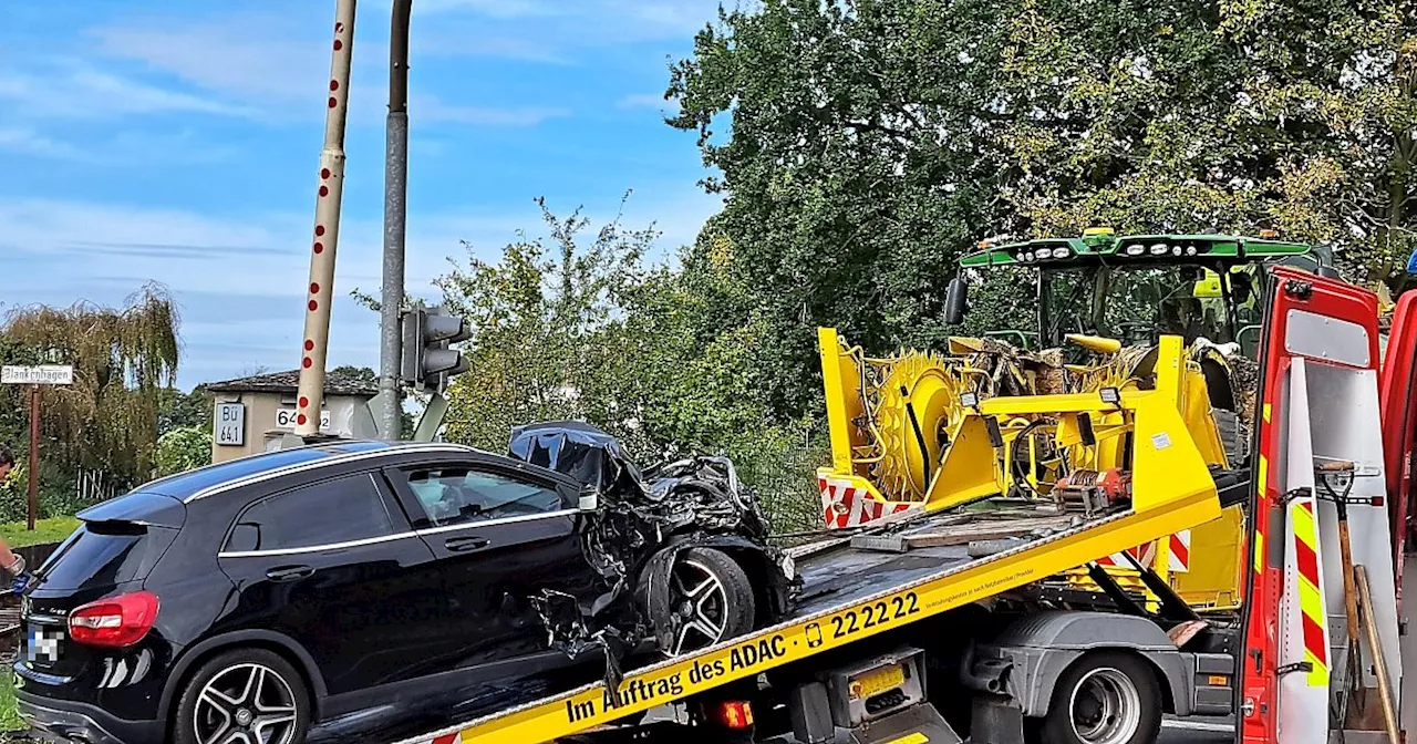 Gütersloher prallt mit Auto gegen Erntemaschine und wird bei Kollision verletzt