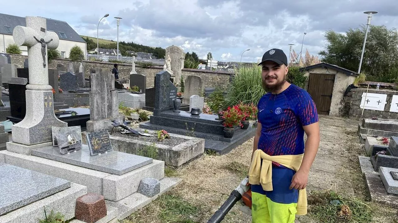 Port-en-Bessin-Huppain teste de nouvelles méthodes pour éradiquer les herbes folles du cimetière