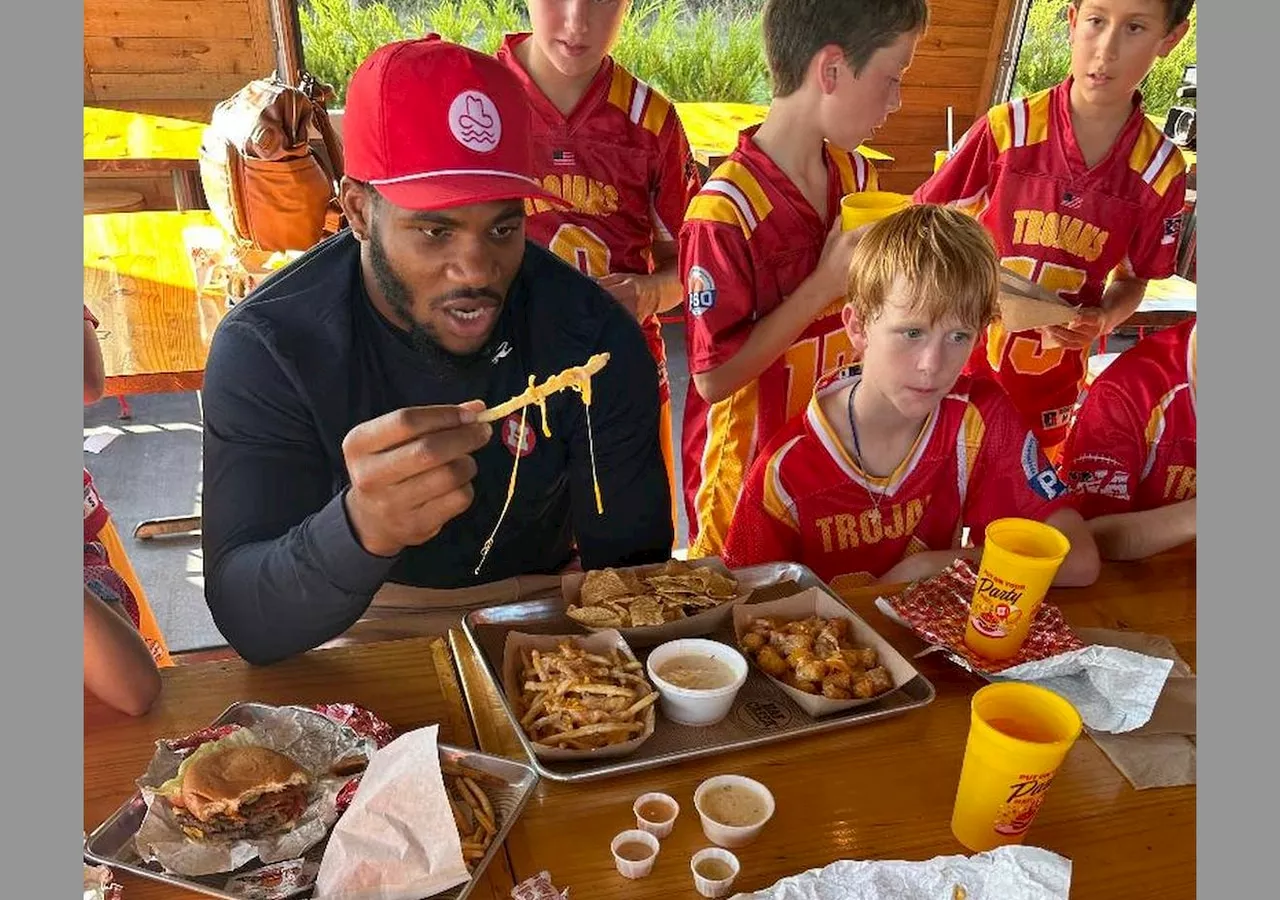 Micah Parsons grabs burgers with youth football team: ‘My main mission is always about the youth’