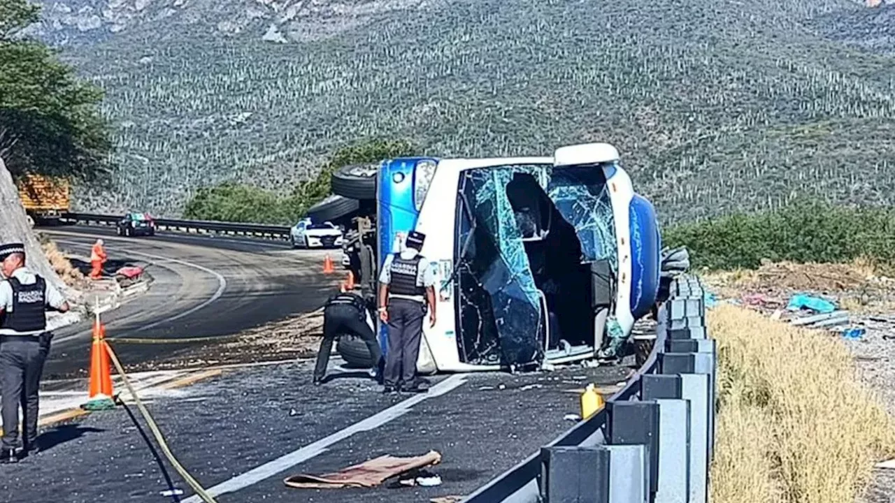 Camión de migrantes vuelca en la carretera Oaxaca-Cuacnopalan y deja 18 muertos