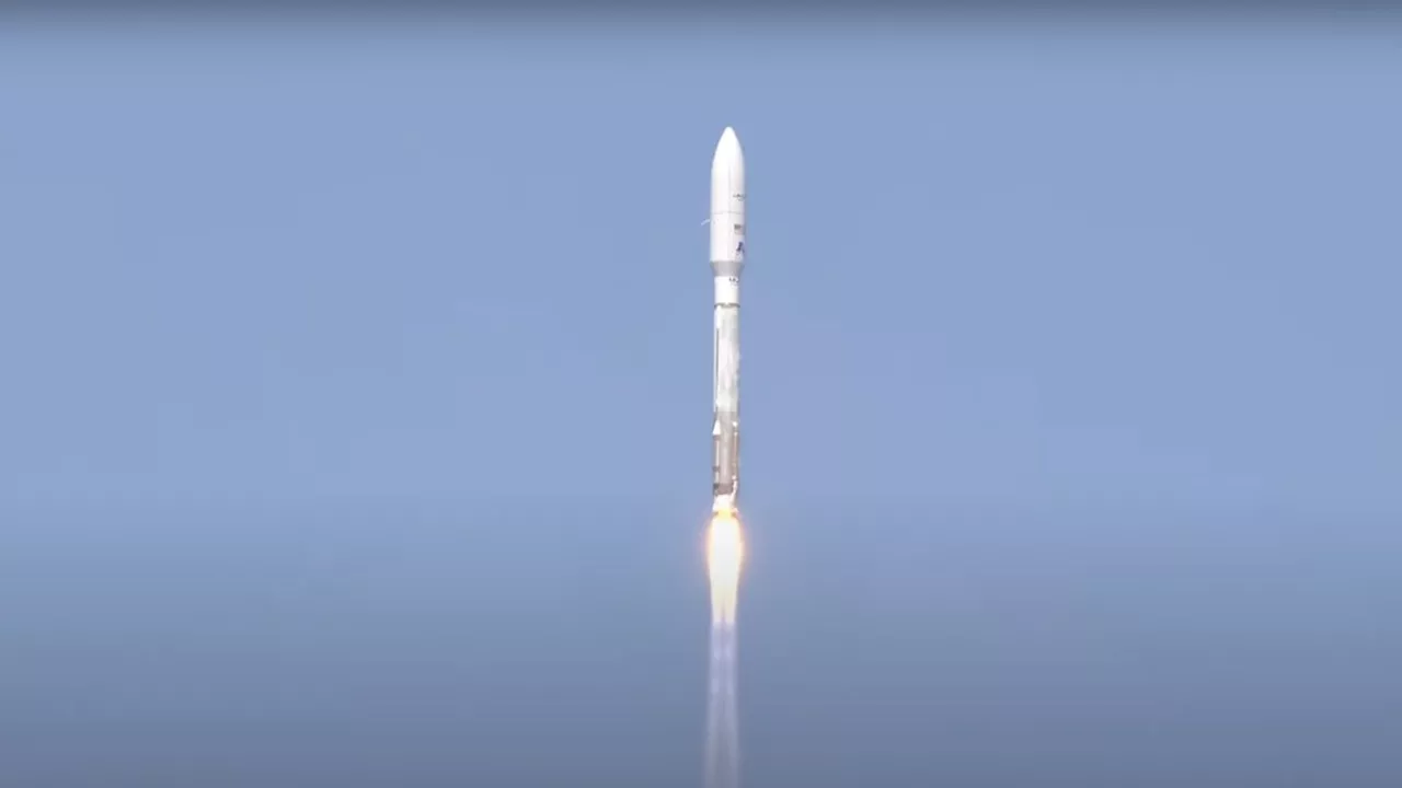 Atlas V rocket launches Amazon's 1st 2 internet satellites to orbit (video)