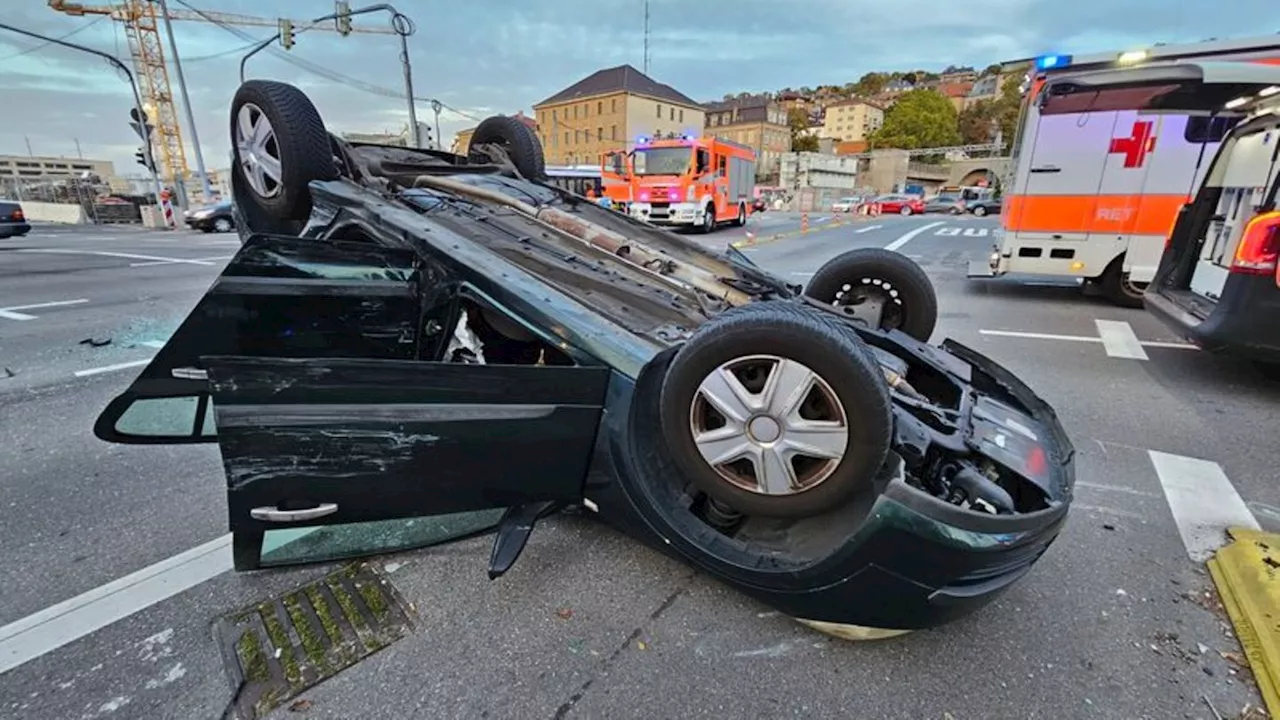 Unfall: Auto überschlägt sich in Stuttgarter Zentrum