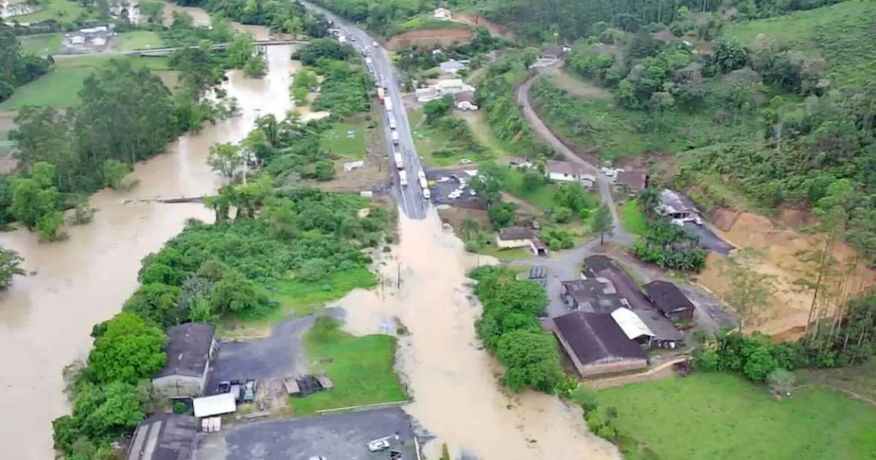 Santa Catarina tem morte, feridos e 60 cidades afetadas pelas chuvas; Oktoberfest é suspensa