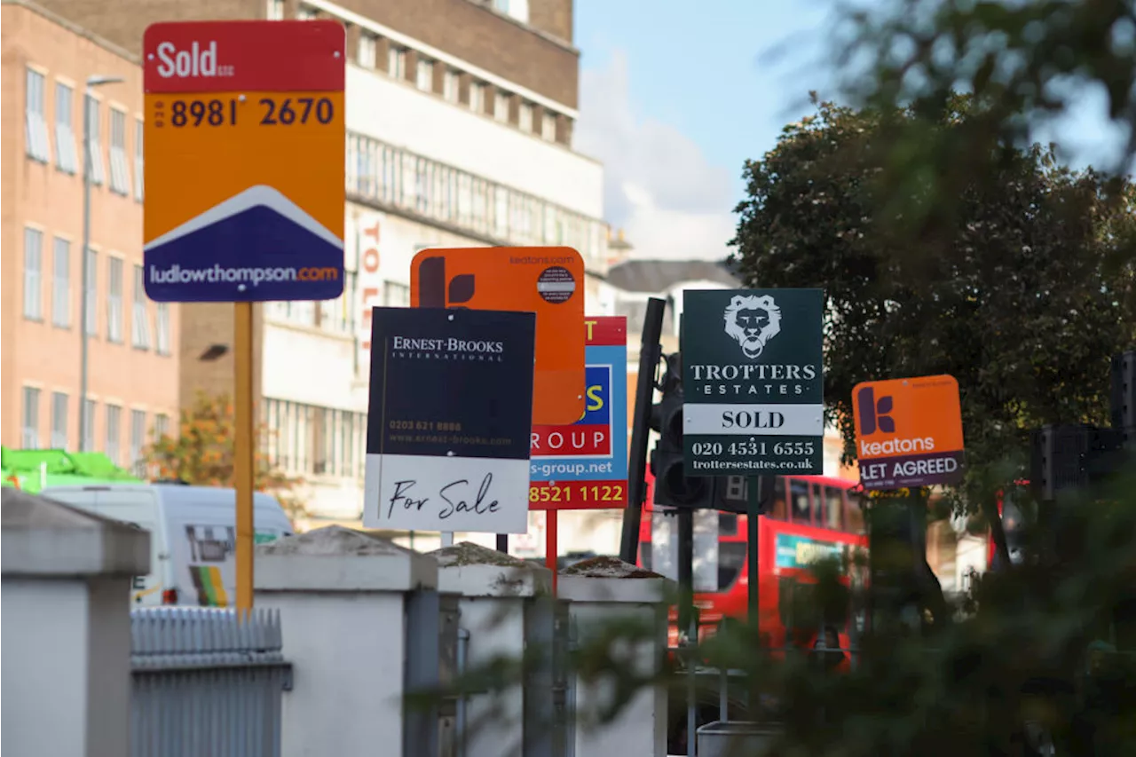 UK house prices: Sellers waiting a month to slash prices are losing £5k on average