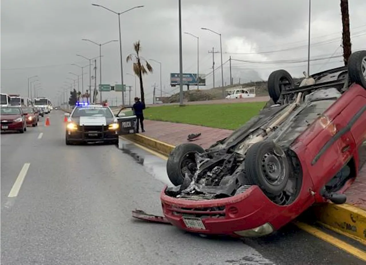 Asegura que camioneta le da ‘cerrón’ y termina volcado, en plena carretera Saltillo-Monterrey