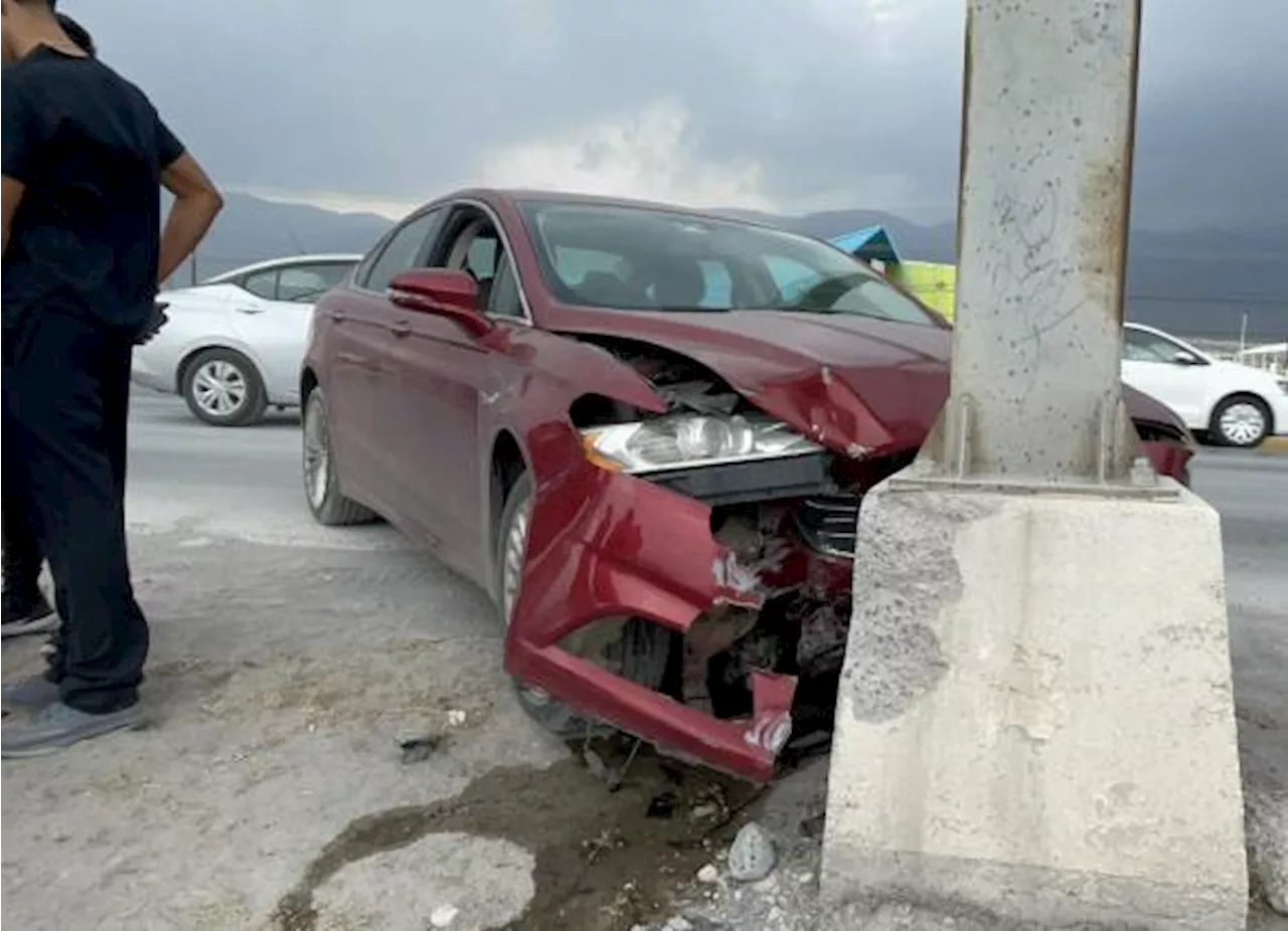 Estudiante choca con una camioneta para luego impactarse contra un poste, en Saltillo