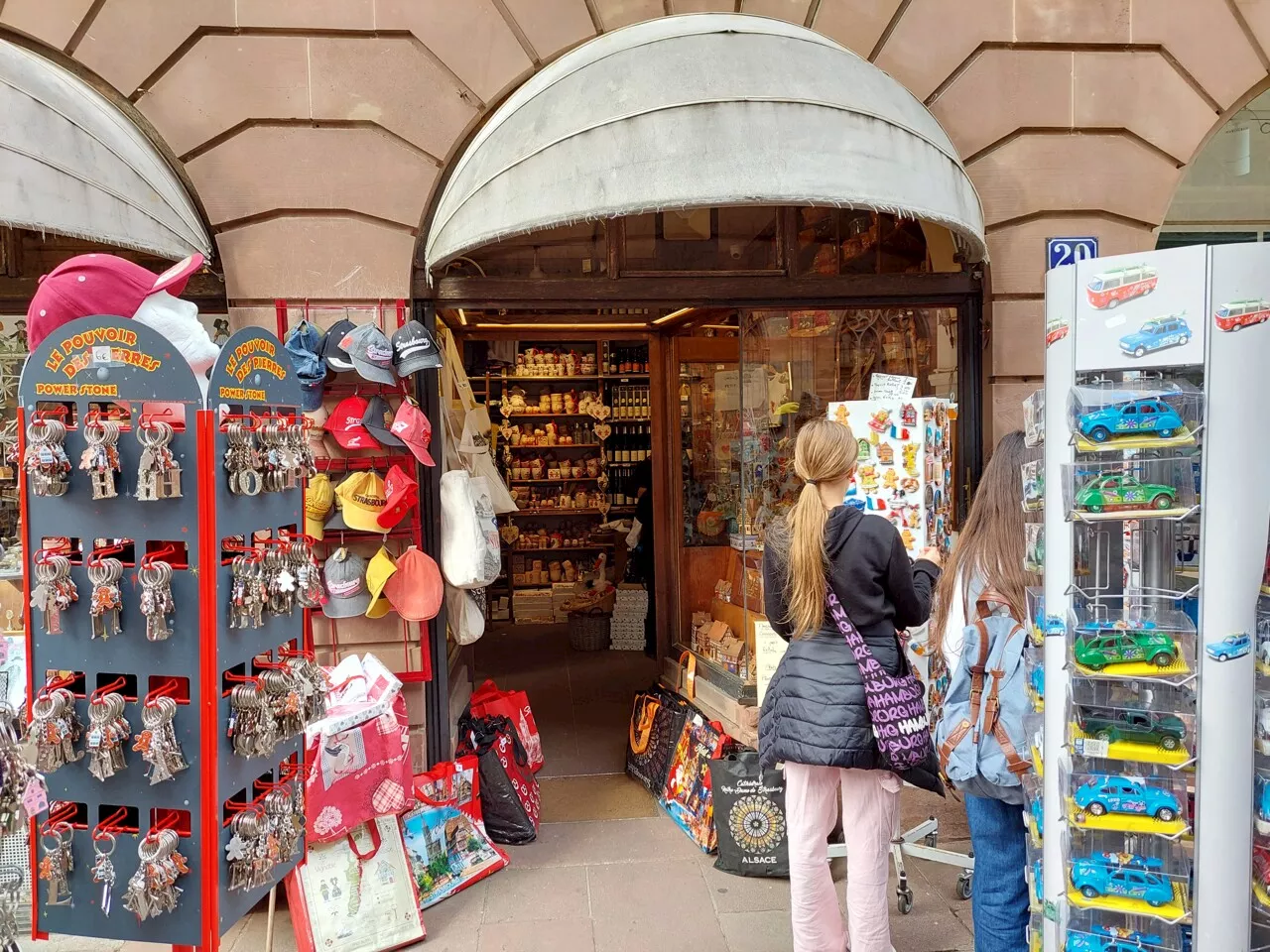 Strasbourg : on a demandé aux boutiques de souvenirs quels étaient leurs best-sellers | Actu Strasbourg