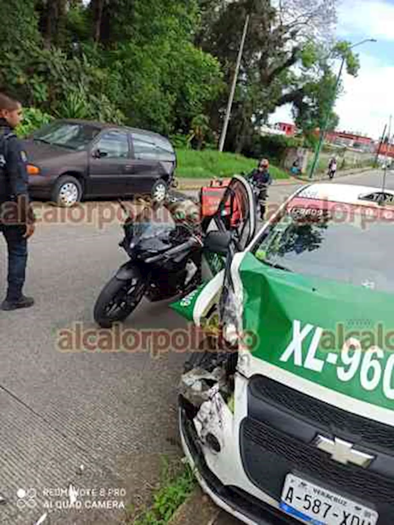 Taxi choca contra camioneta estacionada en Ferrocarril Interoceánico, en Xalapa