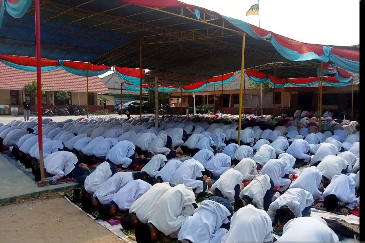 Siswa SMP di Palembang gelar shalat minta turun hujan