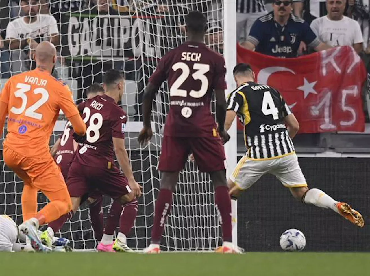 Gol di Gatti in Juventus-Torino annullato, poi convalidato alla Var: cos’è successo