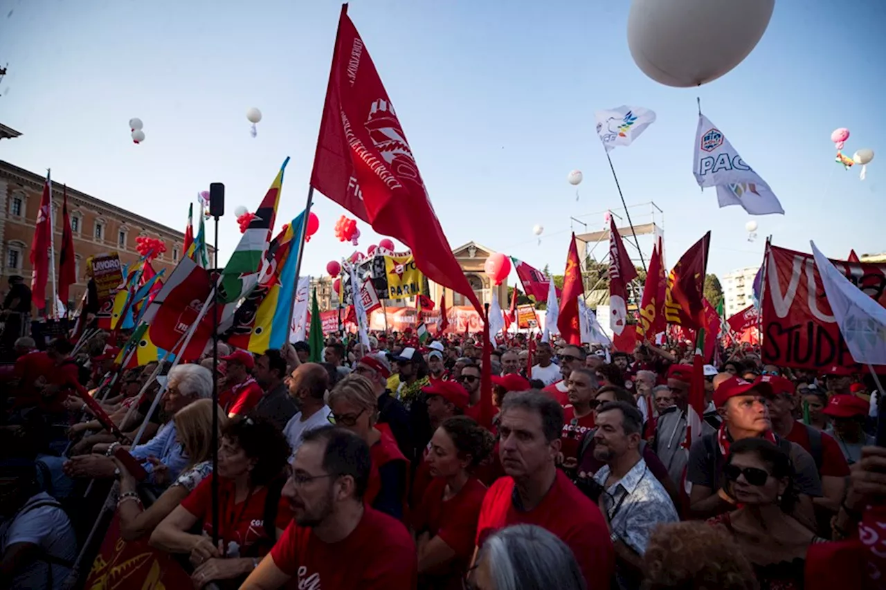 Decenas de miles de personas protestan en Roma contra la política económica y social de Meloni