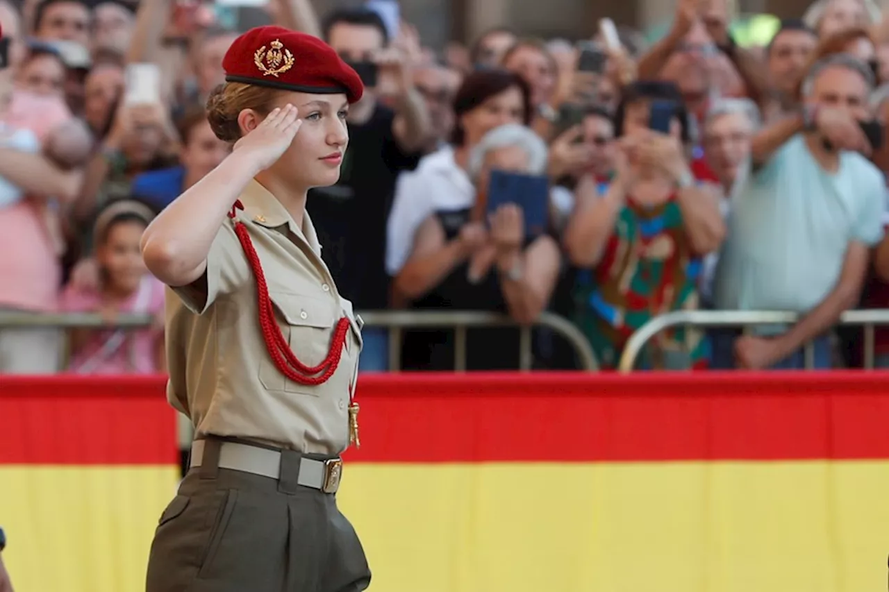 La princesa Leonor jura bandera con la presencia de los reyes