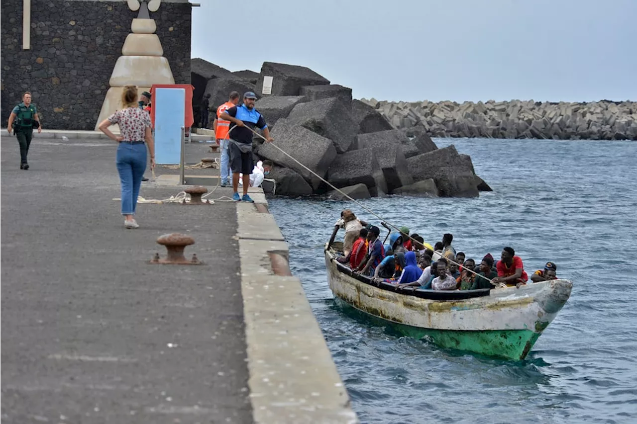 More than 900 migrants disembark on Spain’s Canary Islands