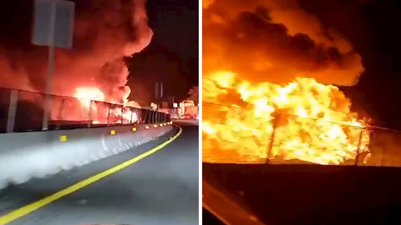 Dos Vehículos Pesados Incendiados Sobre la Autopista Guadalajara a Colima