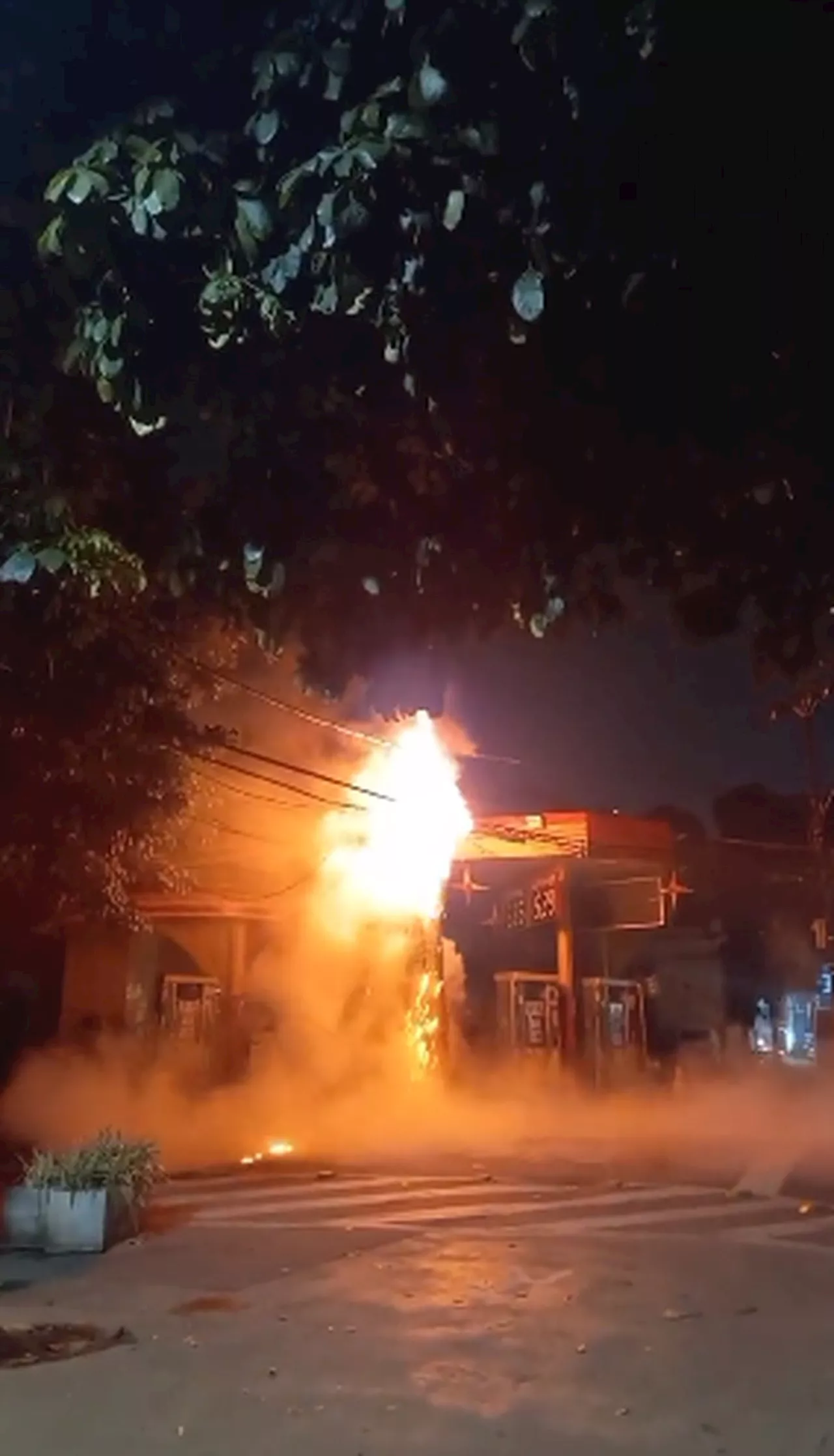 Poste pega fogo em frente a posto de gasolina na Tijuca