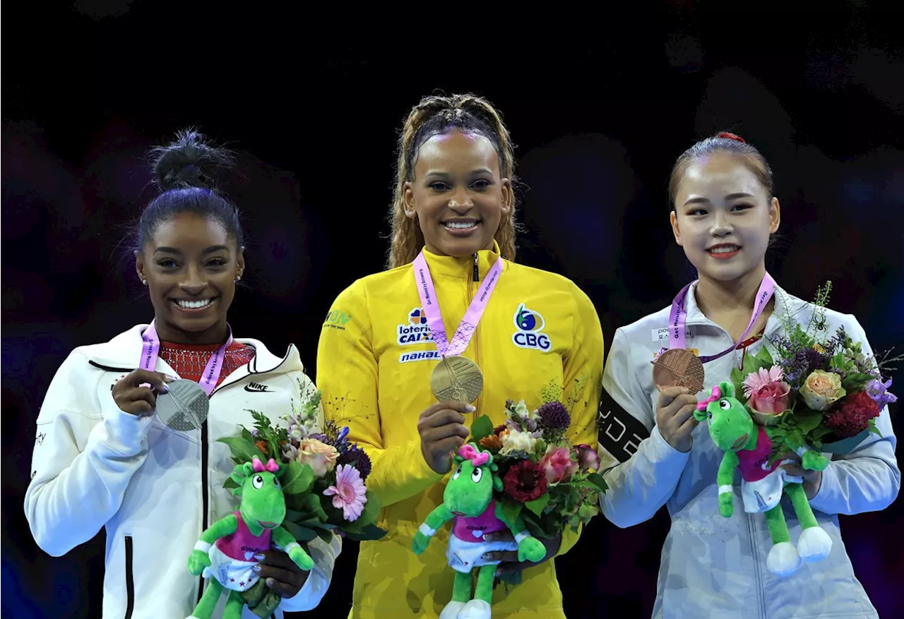 Ouro de Rebeca é o primeiro diretamente contra Simone Biles em Mundiais ou Olimpíadas