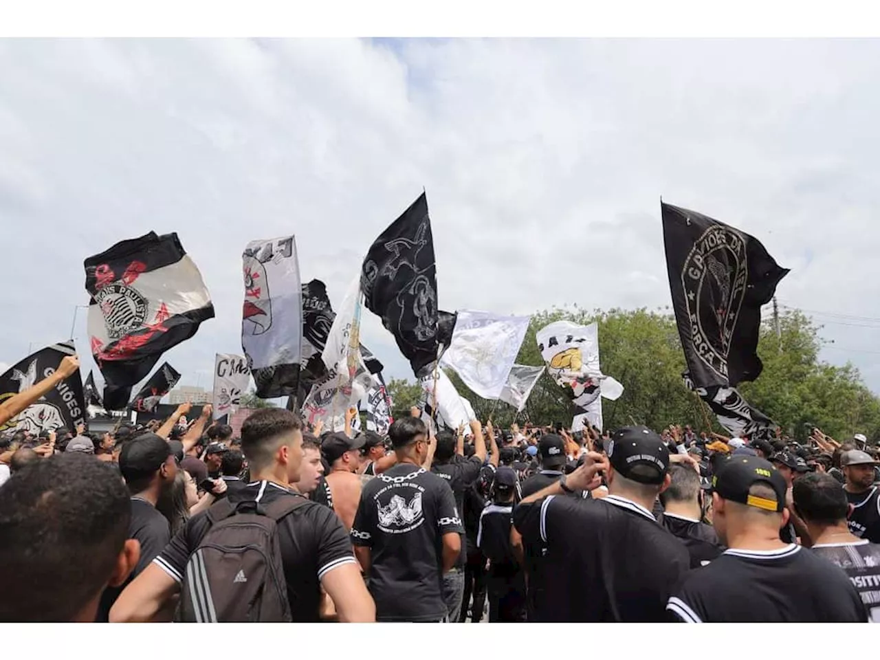 Organizada do Corinthians faz protesto contra Duílio e jogadores