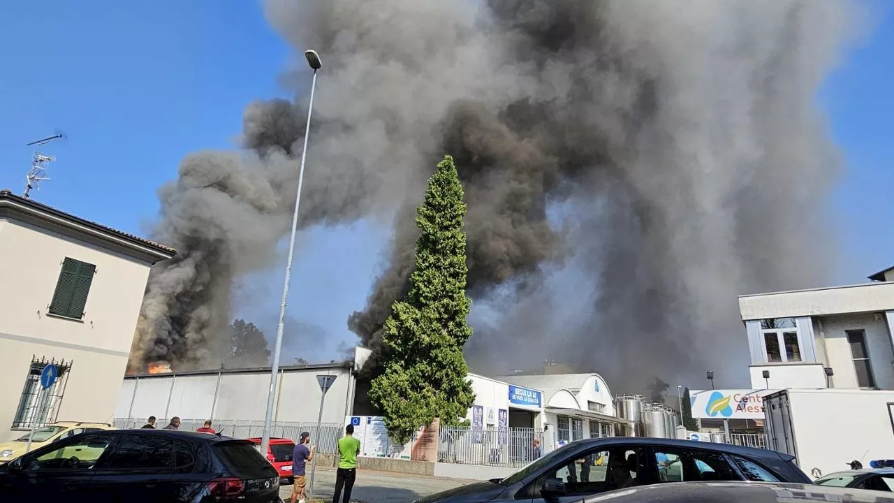 In fiamme la Centrale del Latte di Alessandria, i vigili del fuoco sul posto