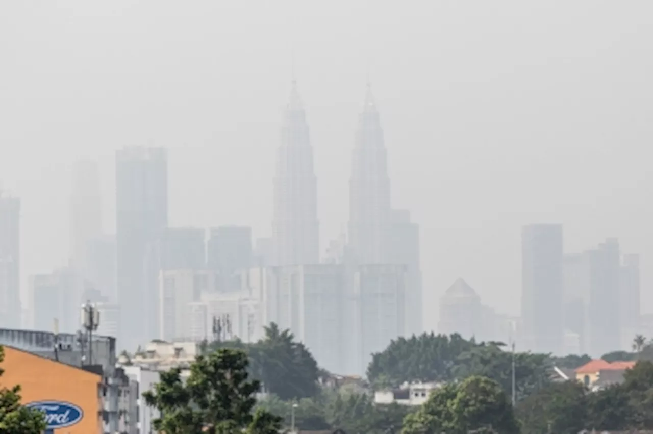 With worsening haze conditions in Malaysia, health experts advise safety measures for the public