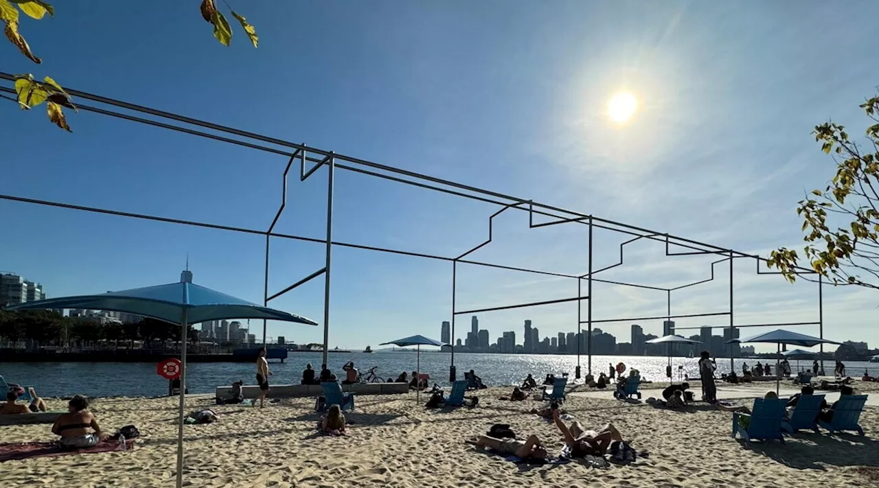 New York, dopo il maltempo il caldo anomalo soffoca Manhattan: aperta la sua prima spiaggia