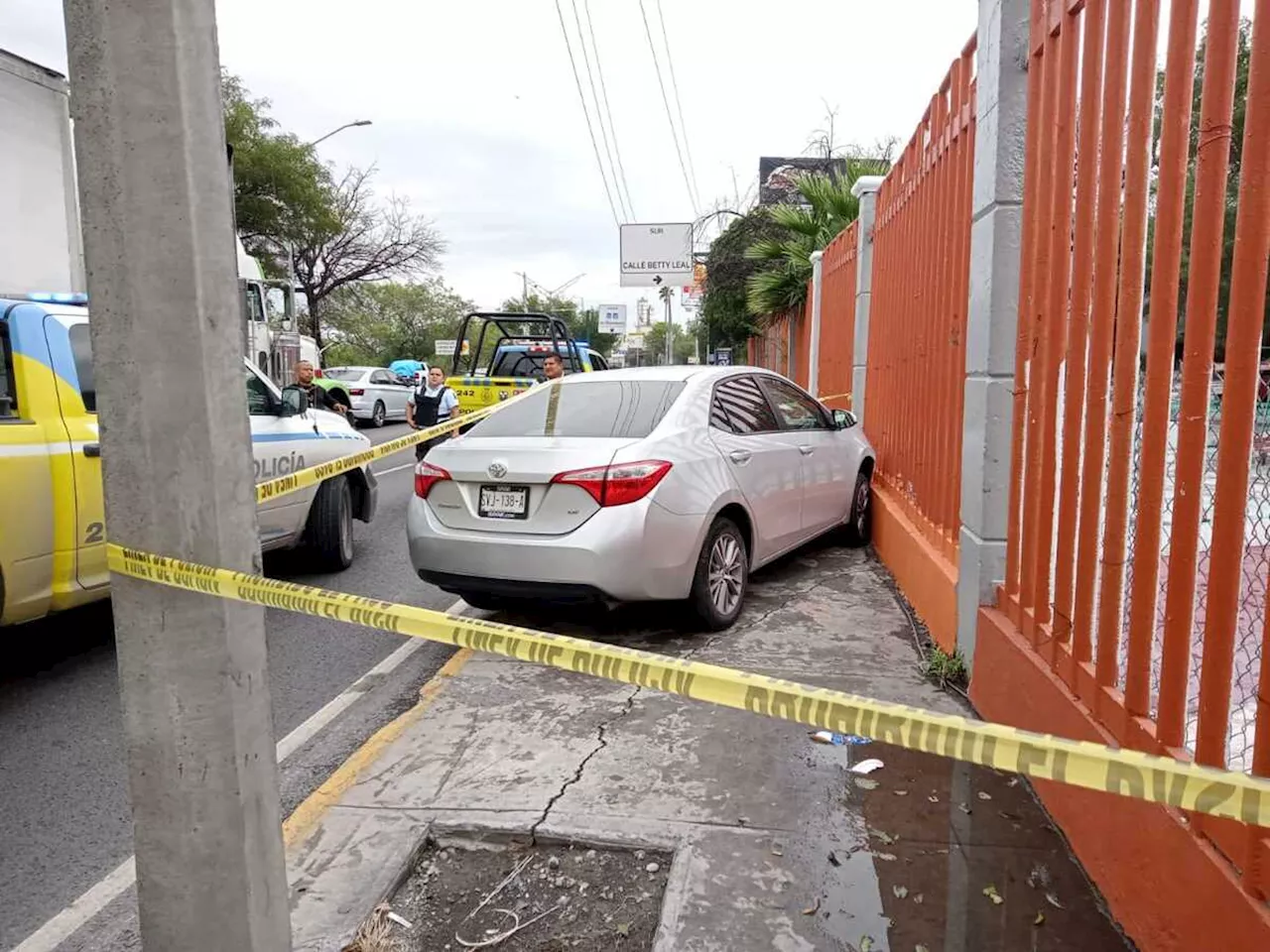 Detienen a menor que conducía auto robado en avenida Morones Prieto en Monterrey