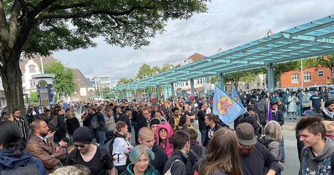 Liveticker zur Anti-Polizei-Demo in Herford +++ Erste Kundgebung mit hunderten Teilnehmern startet