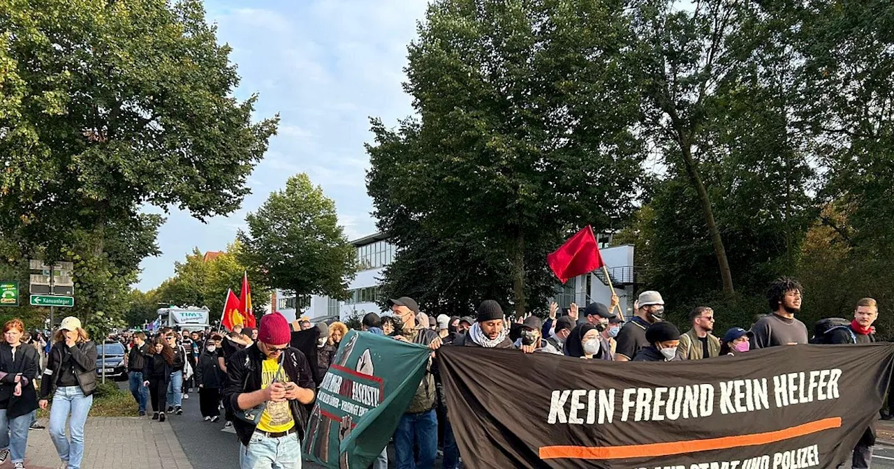 Liveticker zur Anti-Polizei-Demo in Herford +++ Teilnehmer auf dem Weg zurück zum Bahnhof