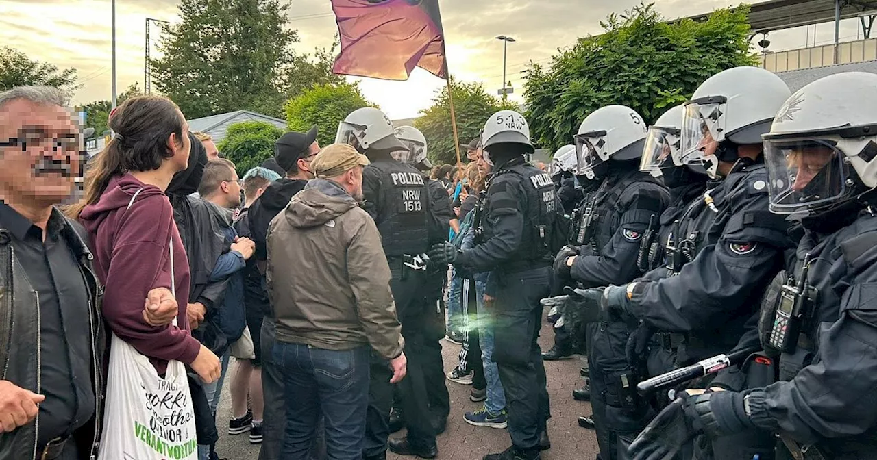 Liveticker zur Anti-Polizei-Demo in Herford +++ Vereinzelte Böller, weitere Reden am Bahnhof