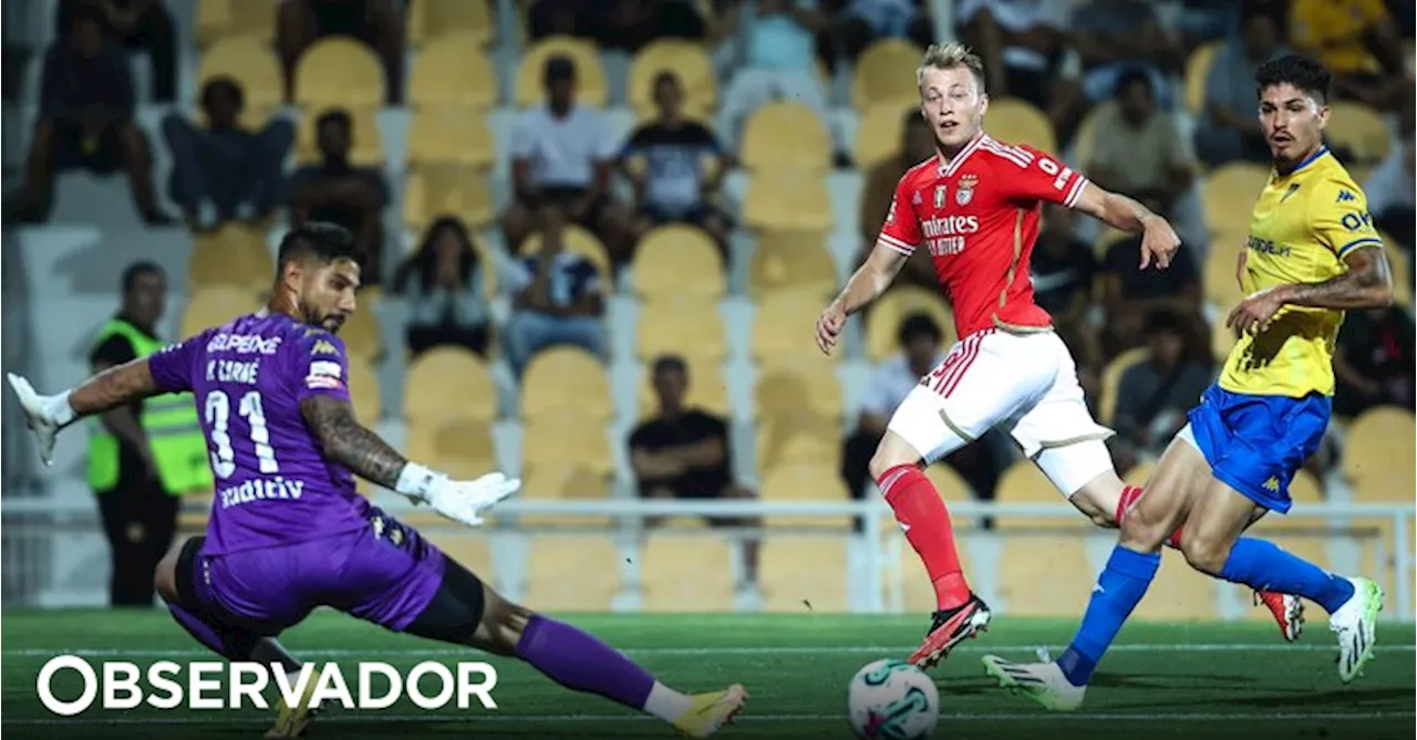 Benfica vence Estoril com golo de Ant\u00f3nio Silva nos descontos e sobe \u00e0 lideran\u00e7a provis\u00f3ria da Liga (0-1)