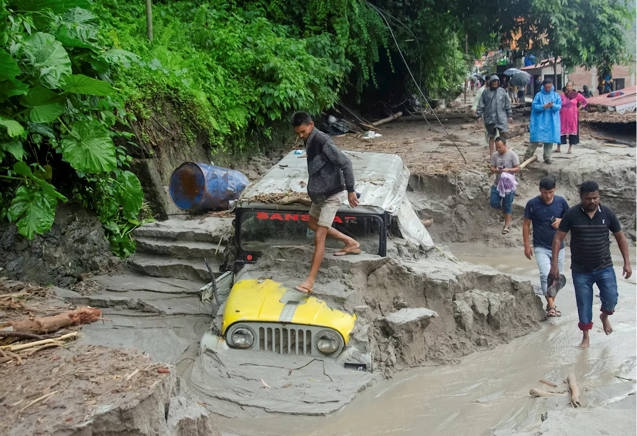 Indian rescuers struggle to reach flood\u002Dhit areas where over 100 are missing