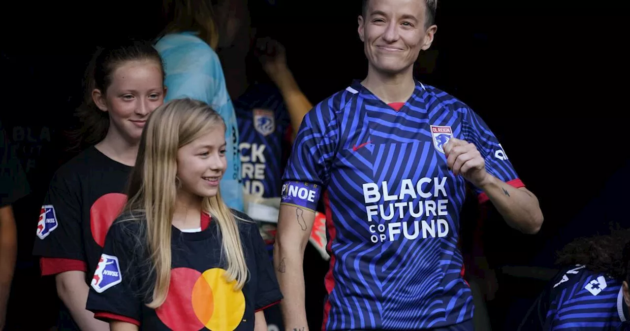 Rapinoe recibe homenaje de su club OL Reign, frente a multitud récord en la NWSL