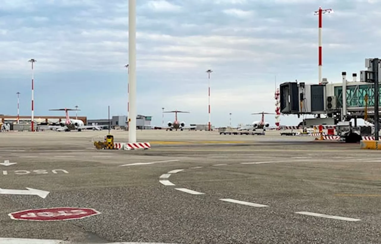 Venezia, tre persone ubriache costringono aereo a cambiare rotta