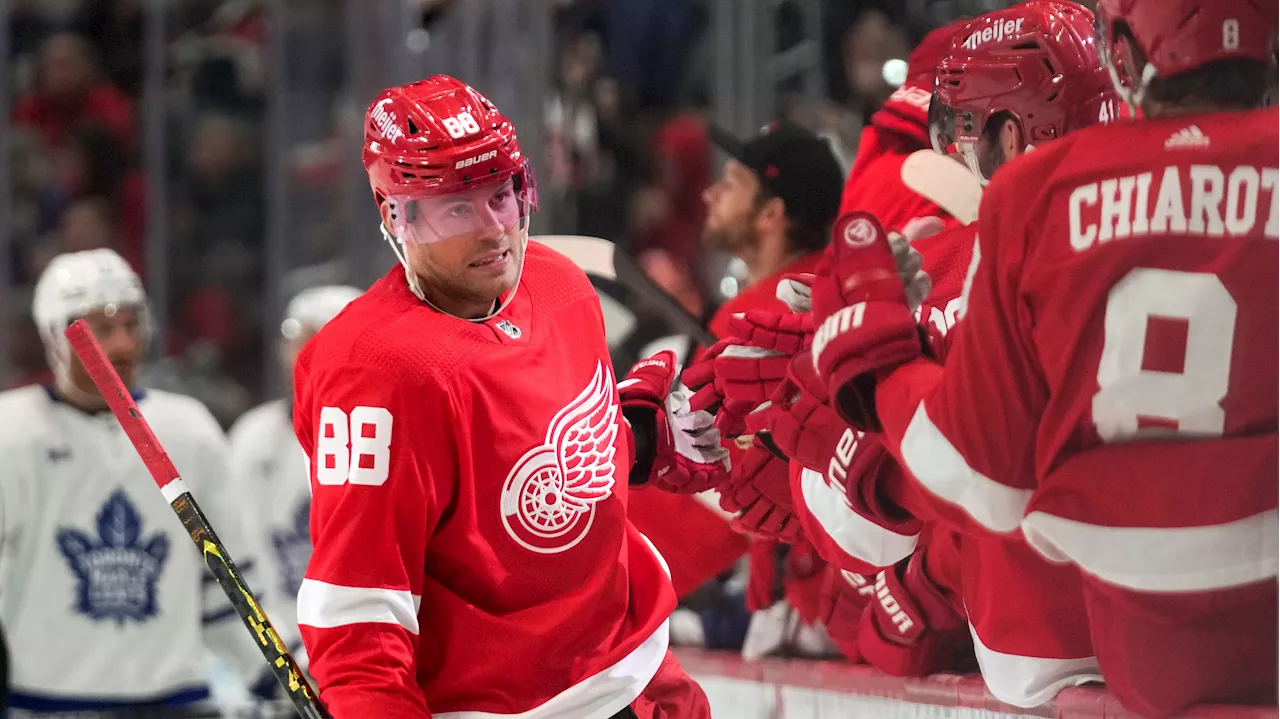 Red Wings rally to edge Maple Leafs