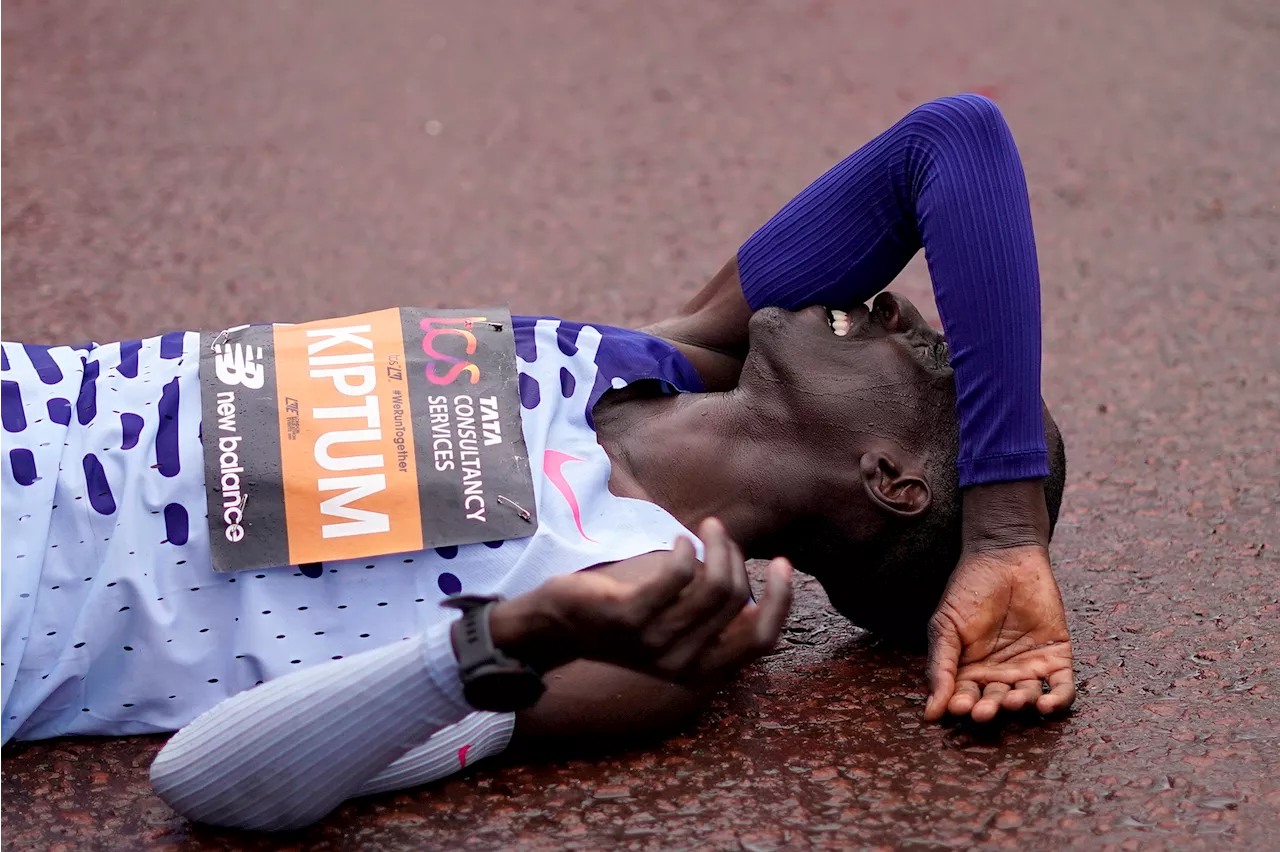 Kelvin Kiptum sets new unofficial men's marathon world record at Chicago Marathon