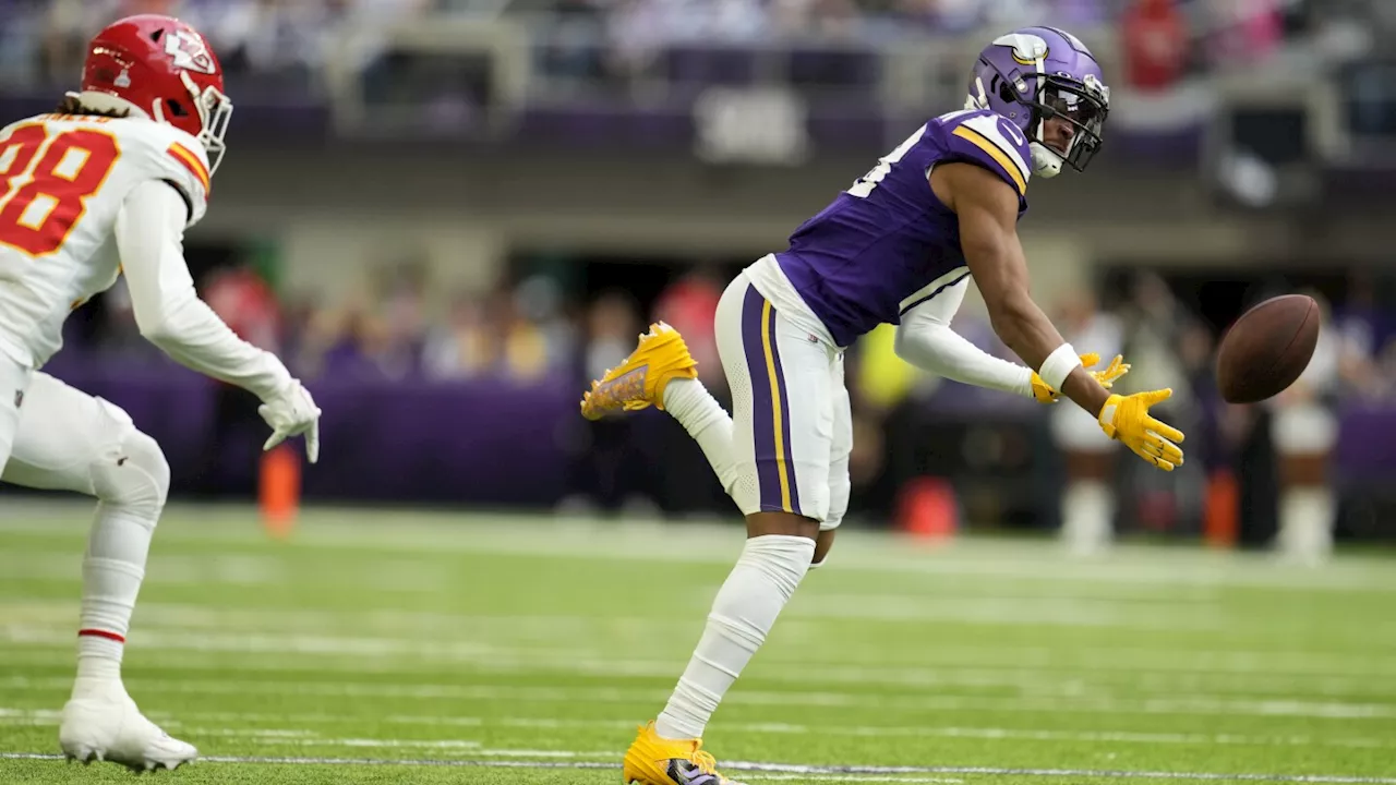 Vikings star wide receiver Justin Jefferson leaves in the 4th quarter with a hamstring injury