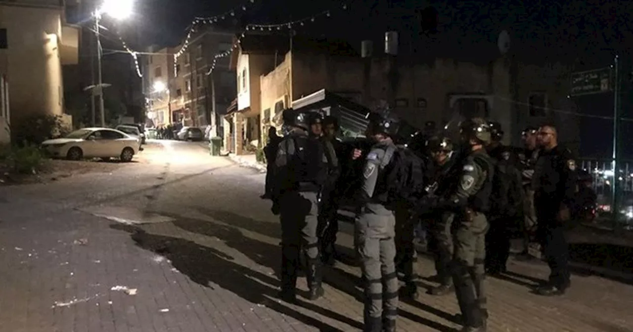 الاحتلال يعتقل 19 فلسطينيا في الضفة الغربية ويغلق عدة مدن وقرى